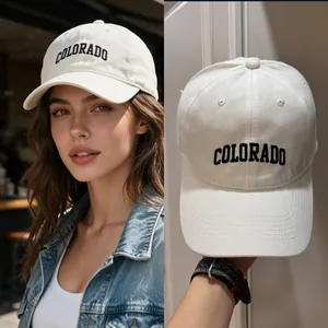 Vue détaillée d'une casquette de baseball crème avec broderie Colorado noire élégante