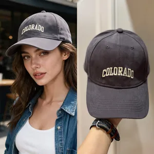 Gros plan détaillé montrant la broderie "COLORADO" et la texture de la casquette grise.