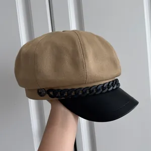 Khaki Damen-Schirmmütze aus Wolle mit schwarzem Leder-Schirm und Kette