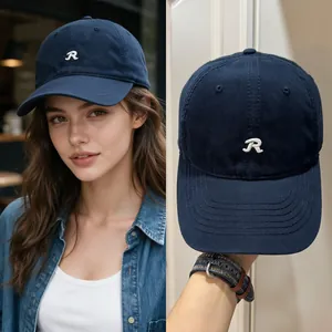 Détail et vue mannequin de la casquette de baseball bleu marine avec logo brodé R blanc