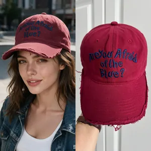 Vue détaillée d'une casquette de baseball bordeaux avec broderie bleue de style rétro