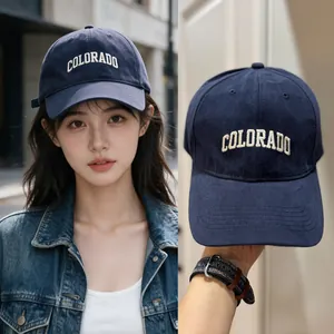 Vue détaillée d'une casquette de baseball en coton bleu marine avec broderie Colorado