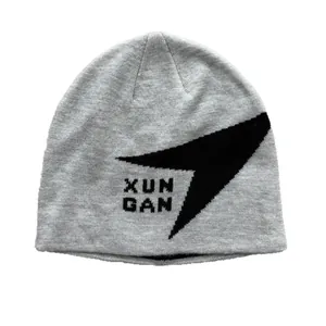 Gorro de punto gris con logotipo gráfico negro para deportes al aire libre e invierno.