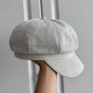 Detailansicht einer grauen Schiebermütze aus Wolle im Vintage-Stil mit Textur.