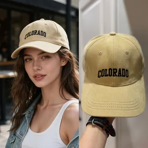 Détail d'une casquette de baseball beige avec broderie Colorado noire élégante
