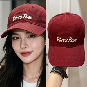 Vue détaillée d'une casquette de baseball bordeaux avec broderie Blues Rose sur le devant
