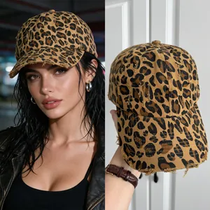 Vues détaillées d'une casquette de baseball léopard usée portée par un mannequin femme