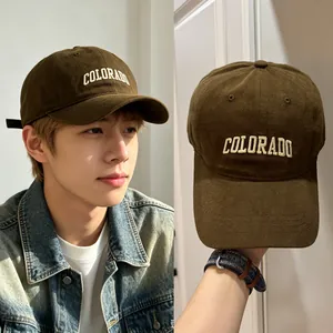 Gros plan détaillé de la casquette de baseball marron en coton avec broderie blanche