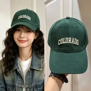 Vue détaillée de la casquette de baseball verte avec broderie Colorado.