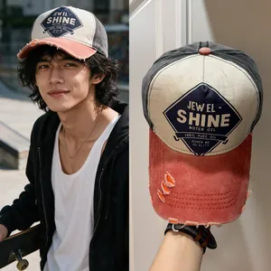 Gros plan d'une casquette de baseball tricolore au style vintage avec détails usés