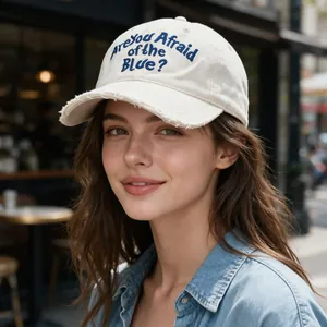 Vue détaillée d'une casquette beige délavée avec texte brodé bleu Are You Afraid of the Blue