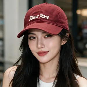 Mannequin asiatique portant une casquette de baseball rouge avec broderie Blues Rose blanche