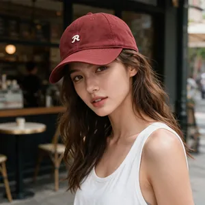 Gros plan d'une femme portant une casquette de baseball bordeaux avec le logo R blanc