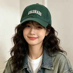Vue détaillée d'un modèle portant une casquette de baseball vert foncé avec broderie