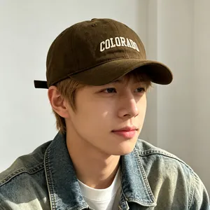 Gros plan d'une casquette de baseball marron avec broderie COLORADO sur un mannequin.