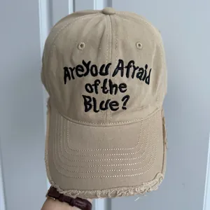 Détail d'une casquette de baseball kaki vieillie avec broderie noire 'Are You Afraid'