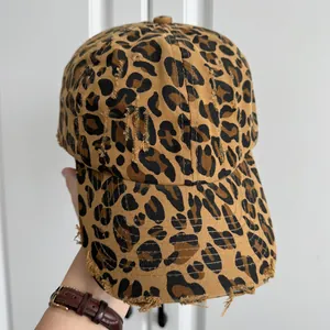 Détail d'une casquette de baseball imprimé léopard avec bords effilochés