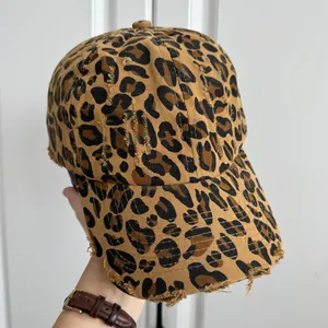 Gros plan d'une casquette de baseball à imprimé léopard avec bords effilochés