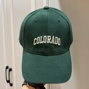 Gros plan détaillé d'une casquette de baseball vert foncé avec broderie blanche Colorado