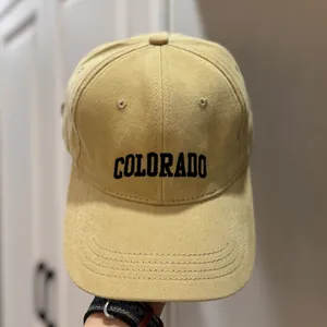 Vue de face d'une casquette de baseball kaki avec broderie Colorado noire