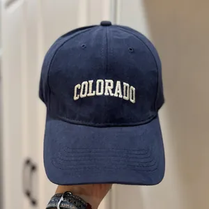 Vue détaillée de face d'une casquette de baseball bleu marine avec broderie Colorado