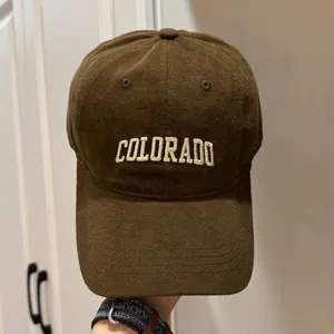 Gros plan sur casquette de baseball marron avec broderie Colorado beige