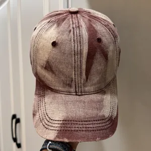 Casquette de baseball en coton délavé vintage avec effet tie-dye bordeaux et bord usé