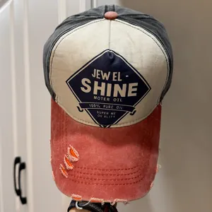 Vue détaillée d'une casquette de baseball en patchwork usé avec un logo vintage motor oil