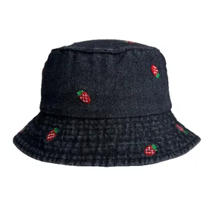 Chapeau bob en denim noir élégant avec broderie de fraise pour protection solaire