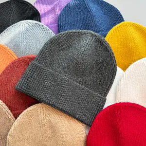 Draufsicht auf mehrere farbenfrohe Strickmützen mit weicher wollähnlicher Textur für den Winter