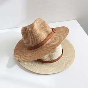 Vue détaillée de chapeaux Panama en paille empilés avec rubans en cuir élégants