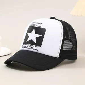 Stijlvolle zwart-witte truckercap met sterprint en gedetailleerde tekstgegevens