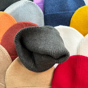 Detailansicht der Textur verschiedener farbenfroher und weicher Winter-Strickmützen
