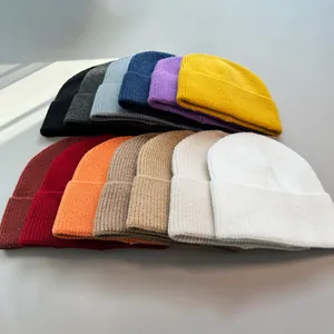 Große Auswahl an einfarbigen Strickmützen in verschiedenen Herbst- und Winterfarben