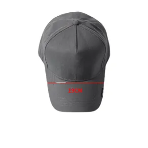 Cappello da baseball grigio a cupola alta con tesa da 19 cm, design rigido e moderno.