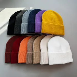 Anzeige verschiedener lebendiger Farben von einfarbigen Strickmützen für den Winter