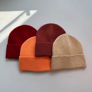 Detailansicht bunter Strickmützen mit weicher, wolleähnlicher Textur für den Winter