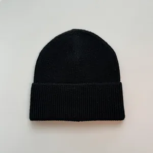 Detailansicht einer weichen schwarzen Strickmütze mit klassischem Rippbündchen