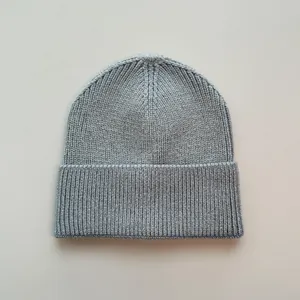 Detailansicht einer weichen grauen gerippten Strickmütze für Wärme im Herbst und Winter