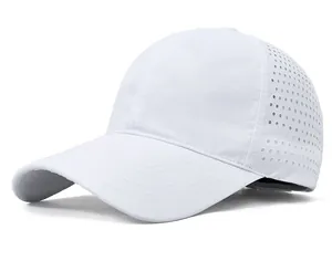 Nahaufnahme der weißen atmungsaktiven Baseballkappe mit gelaserten Belüftungslöchern