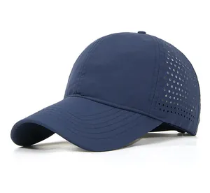 Detail der atmungsaktiven Schnelltrocknende Baseballkappe mit perforierten Seitenteilen.