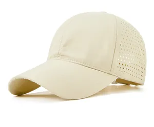 Seitenansicht der beigen schnelltrocknenden Baseballkappe mit lasergeschnittenen Belüftungslöchern.