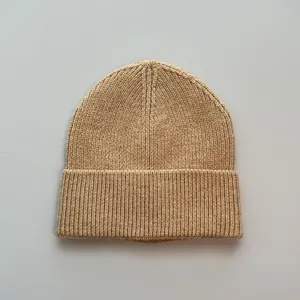 Detailansicht der kamelfarbenen Strickmütze mit weicher Wollstruktur und Rippbund