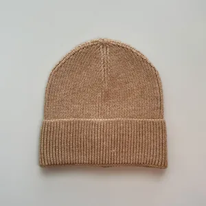 Warme Strickmütze in Kamelbraun mit Rippenstruktur für den Winter.