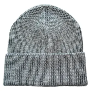 Klassische weiche graue einfarbige Strickmütze für Damen, warme winterliche Rippenmütze.