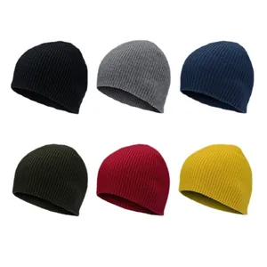 Klassische gerippte Strickmützen in verschiedenen Farben für Damen und Herren