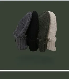 Detailansicht von zerfetzten Strickmützen in verschiedenen Retro-Farben für den Winter
