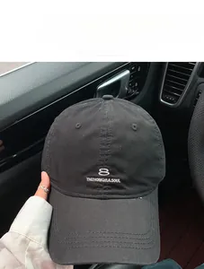 Dettaglio di un cappello da baseball nero ricamato con logo THEHONGBASOUL su corona morbida.