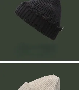 Detailansicht der zerstörten Textur und Farben der Vintage-Strickmützen für Damen und Herren.
