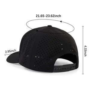Dettaglio del cappellino da baseball in mesh nero con dimensioni indicate in pollici.